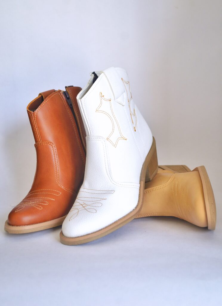 zapatos_marrones_blanco_estudio