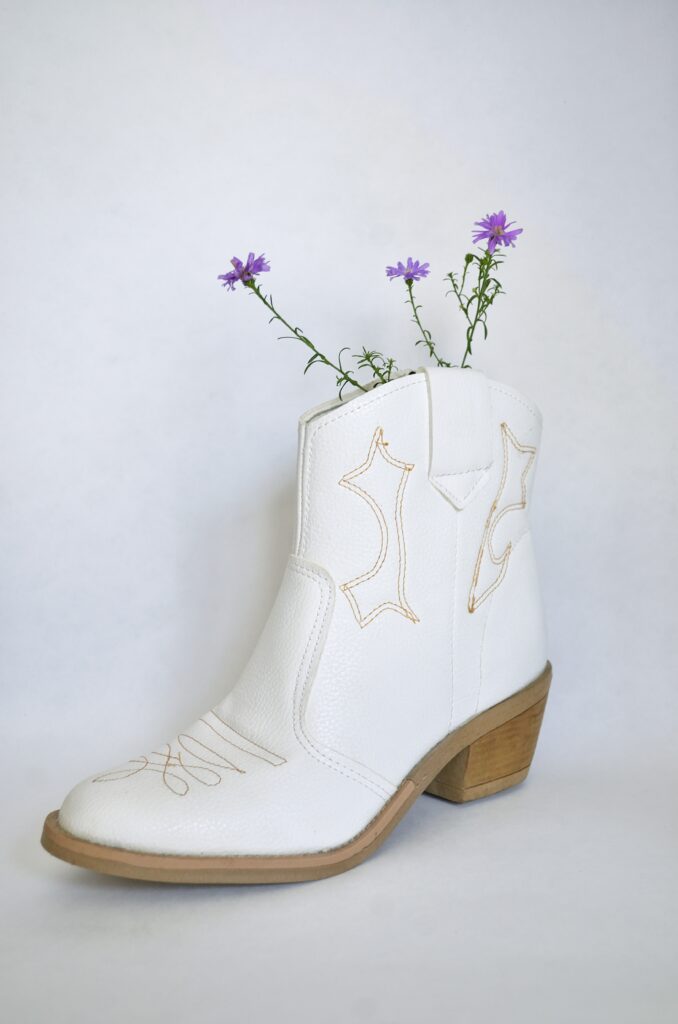 fotoproducto_estudio_blanco_marca_bota_flores_violetas