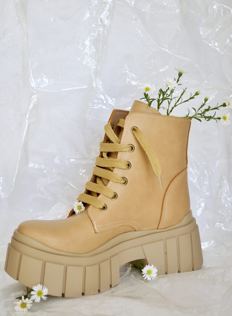 fotoproducto_estudio_blanco_marca_borcego_beige_flores_amarillas