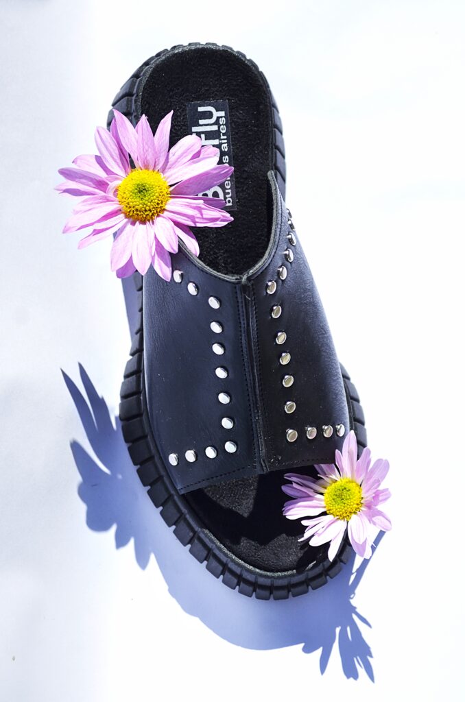 fotoproducto_estudio_blanco_marca_negro_abierto_margaritas