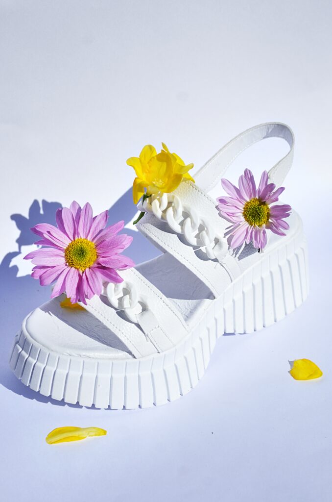 fotoproducto_estudio_blanco_marca_verano_abierto_sandalia