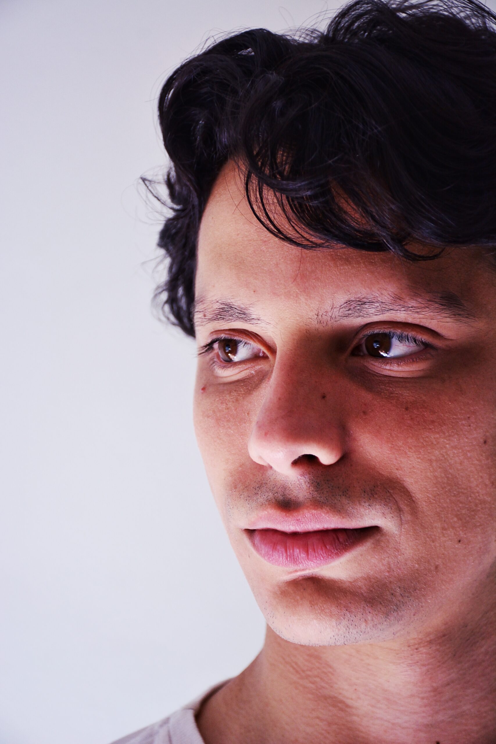 foto.guy.chico.fondo_blanco_primer_plano