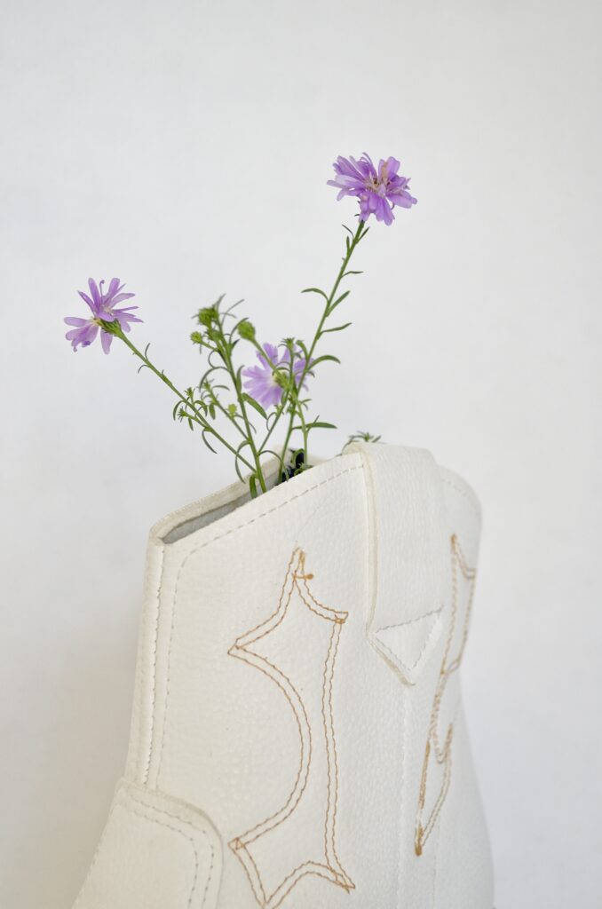 bota_flor_artistica_fotoproducto_estudio_blanco_marca