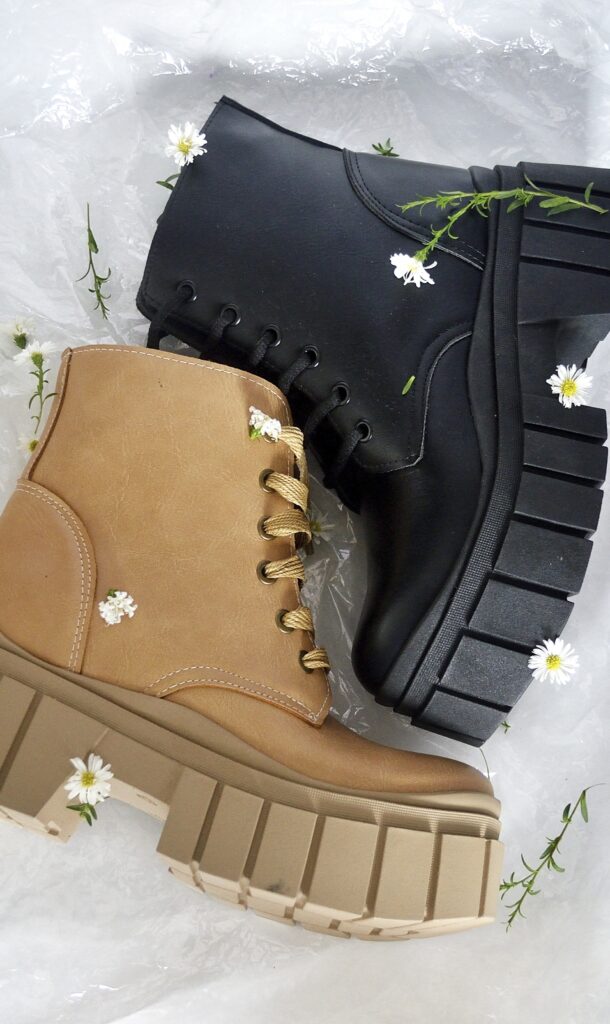 borcegos_cerrados_beige_negro_fotoproducto_estudio_blanco_marca