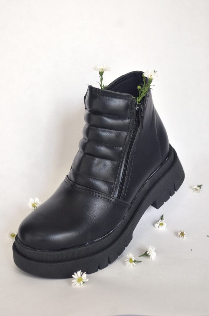 bota_negra_fotoproducto_estudio_blanco_marca