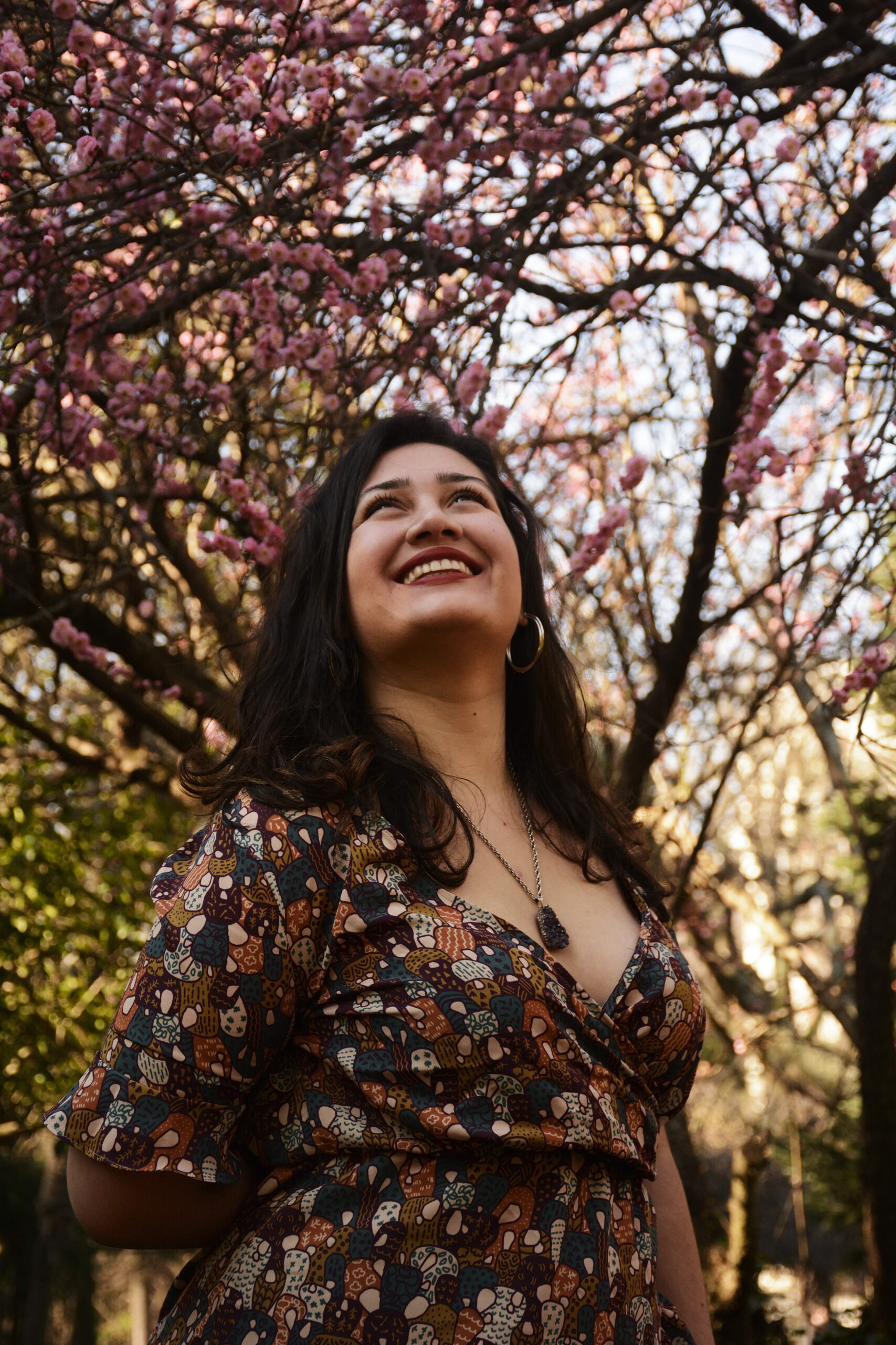 mujer_flores_feliz_book_personal_mujer_window_ventana_fotografia