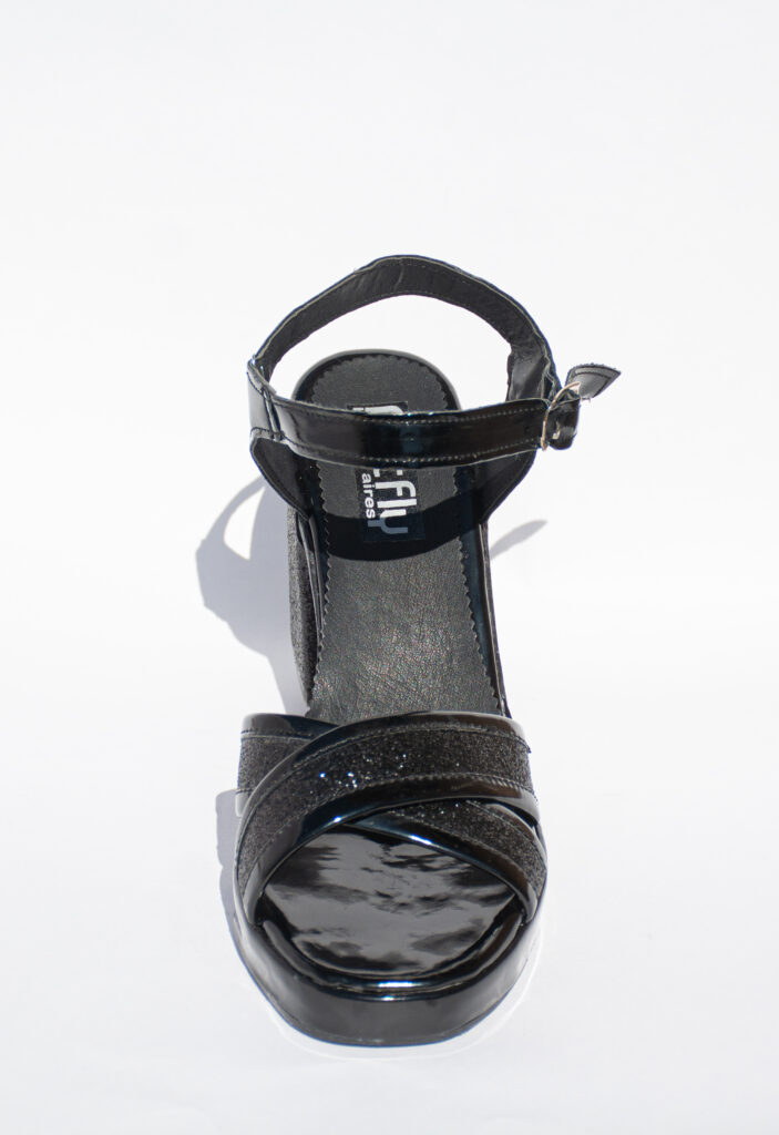 sandalia_cruzada_clasica_fotoproducto_estudio_blanco_marca