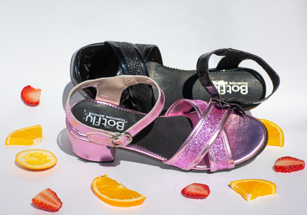 sandalia_rosa_negra_glitter_fantasy_fotoproducto_estudio_blanco_marca