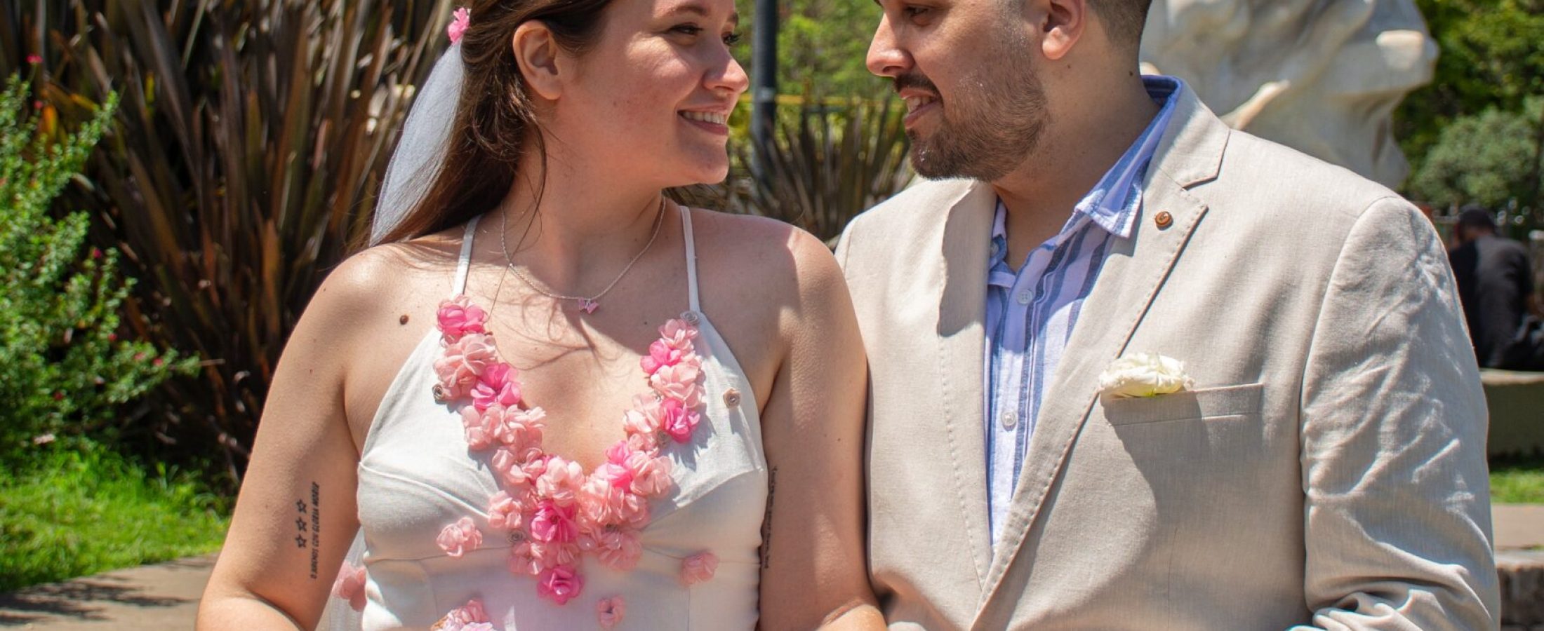 mirada_enamorados_casamiento_novios_aire_libre