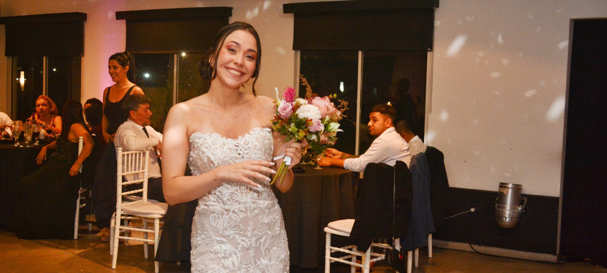 novia_feliz_noche_boda_fiesta_booket_ramo