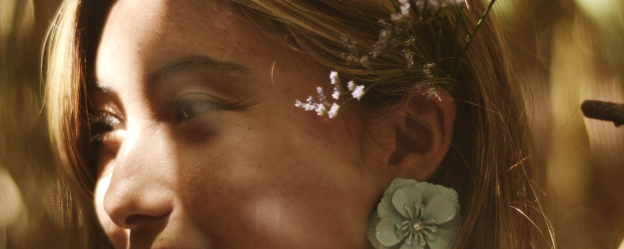 primer-plano-sesion-fotografica-chica-sonrisa-flores-naturaleza