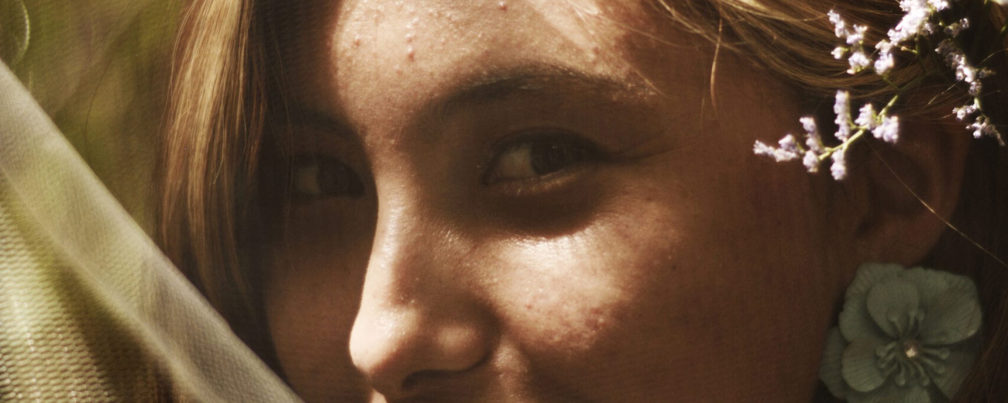 mirada-primer-plano-sesion-fotografica-chica-sonrisa-flores-naturaleza