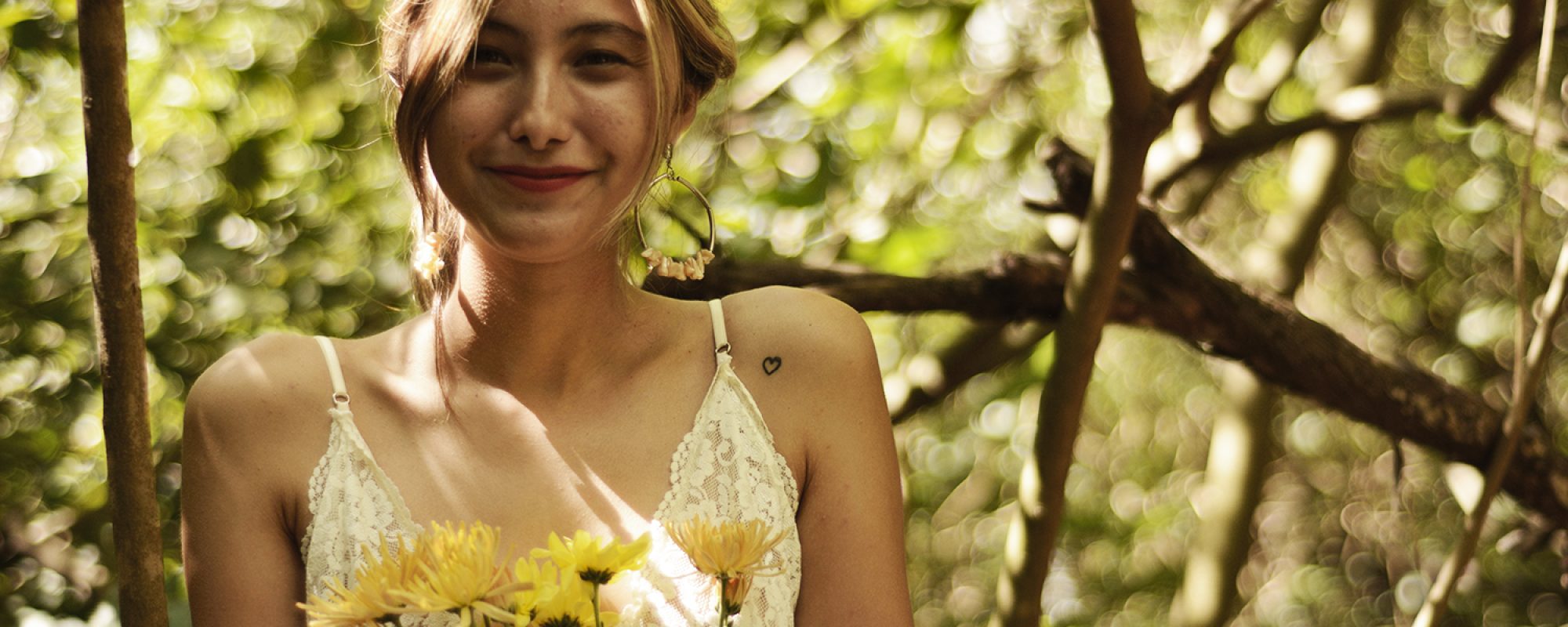 book-girl-chica-feliz-flores-blanco-naturaleza-sunny