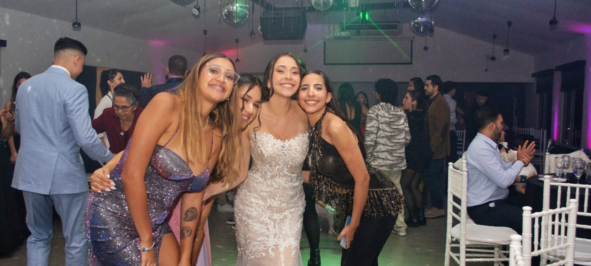 amigas_familia_fiesta_casamiento_novia_musica_baile_noche